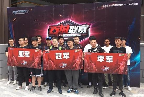 抛传至边路 抛传至边路